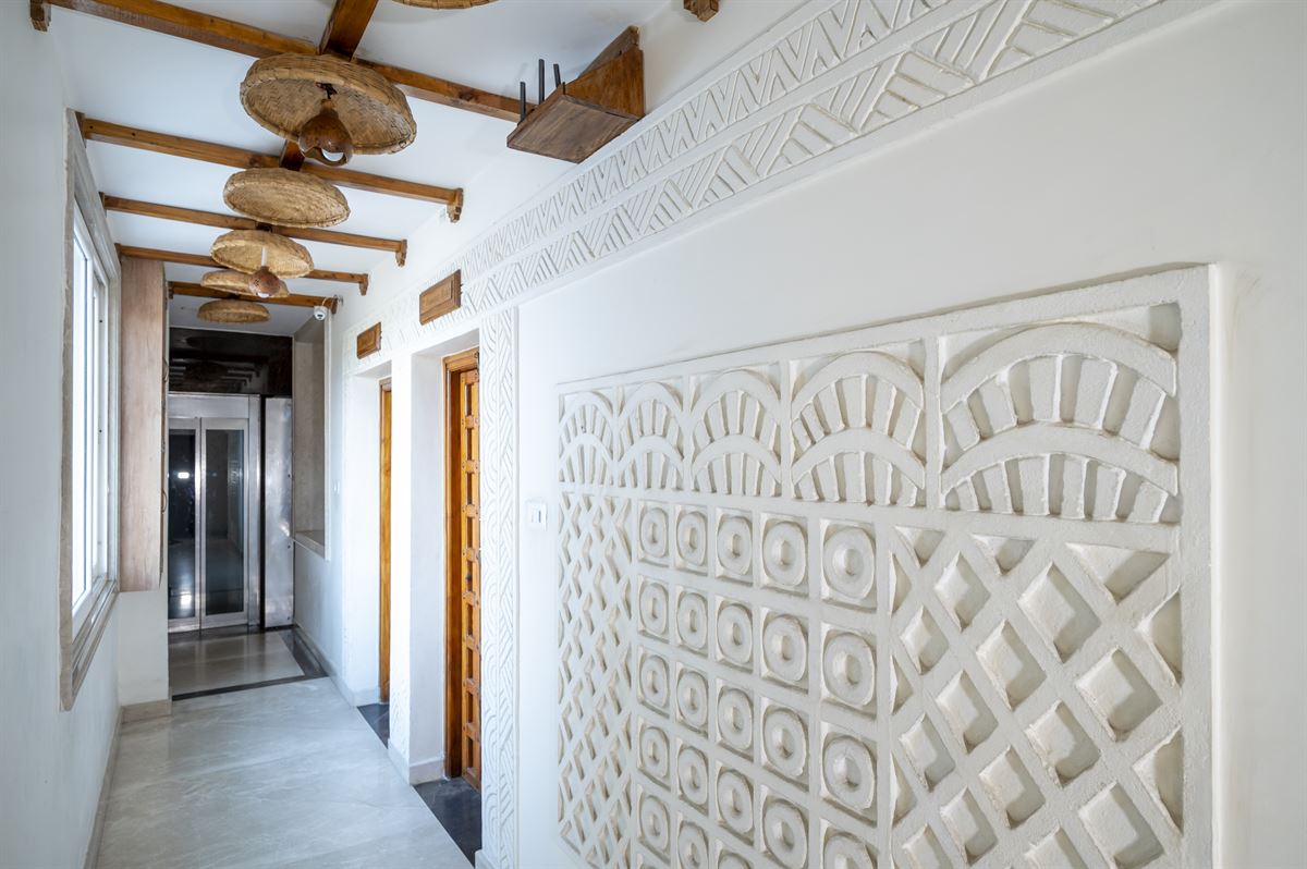 Suite with hand-painted wall motifs