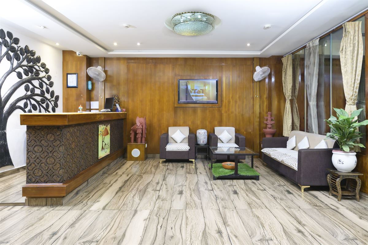 Shri Nilayam Kutir warm lobby dining ambiance